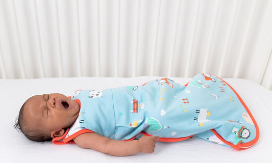 Baby liegt im Babybett und gähnt