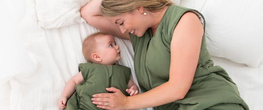 Co-Sleeping & Familienbett: Warum immer mehr Eltern ihr Baby im selben Bett schlafen lassen. Baby und Mutter liegen im Bett