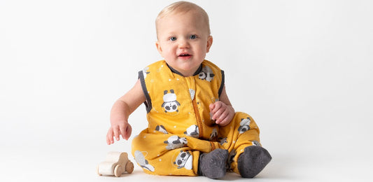 Kleines Baby im Schlafsack mit Füßen