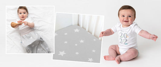 Collage mit einem Baby, das auf einem Bett liegt, einem Baby in einem "Born in 2022"-Body und einem Bettlaken mit Sternenmuster.