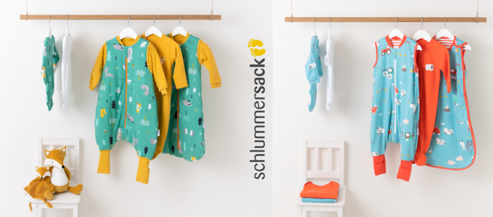 Zwei Szenen zeigen eine Auswahl an bunten Schlafsäcken und Kleidung von Schlummersack. Links hängen grüne und gelbe Schlafsäcke mit Waldmotiven, rechts blaue und rote Schlafsäcke mit Bauernhofmotiven.