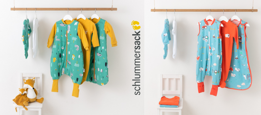 Zwei Szenen zeigen eine Auswahl an bunten Schlafsäcken und Kleidung von Schlummersack. Links hängen grüne und gelbe Schlafsäcke mit Waldmotiven, rechts blaue und rote Schlafsäcke mit Bauernhofmotiven.
