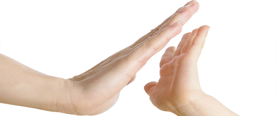 Eine Erwachsene und ein Kind geben sich ein High-Five.