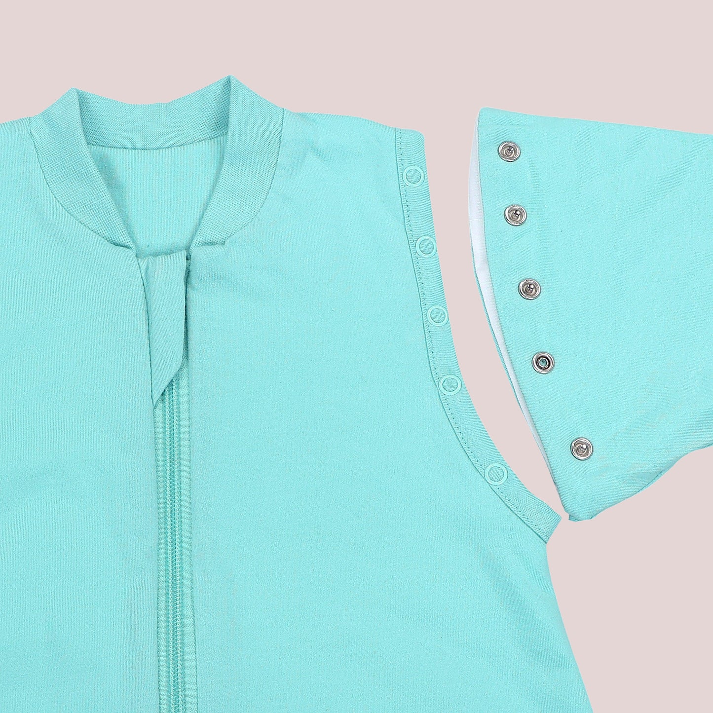 Schlafsack mit Füßen und umklappbaren Bündchen 2.5 TOG_Aqua_Armausschnitt_1202