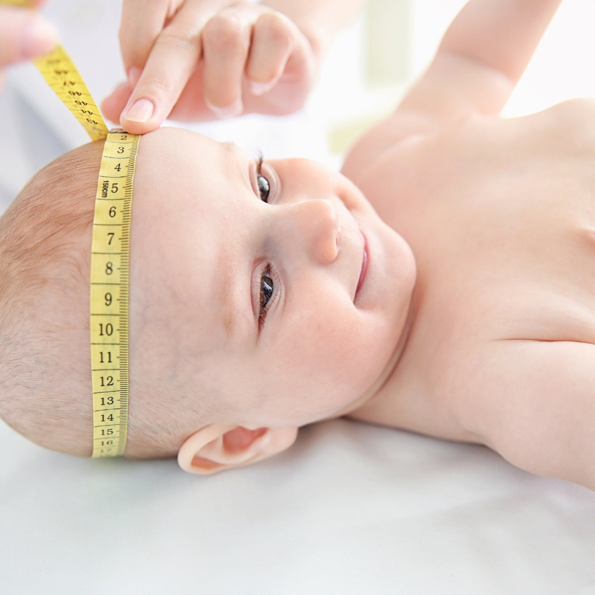 Kopfumfang vom Baby wird gemessen