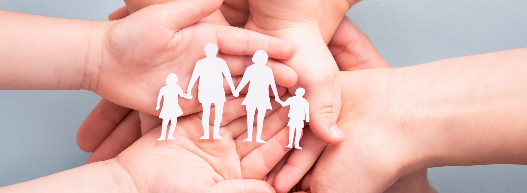 Familie hält Hände