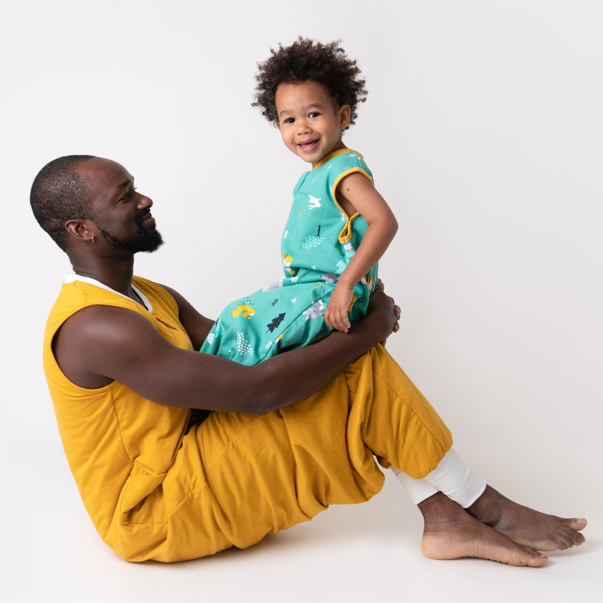 Vater mit Kind im Schlafsack