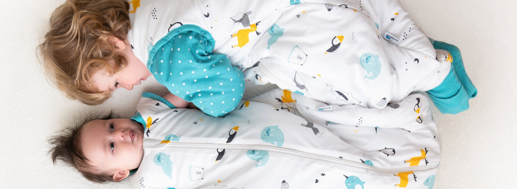 Geschwister im Babyschlafsack